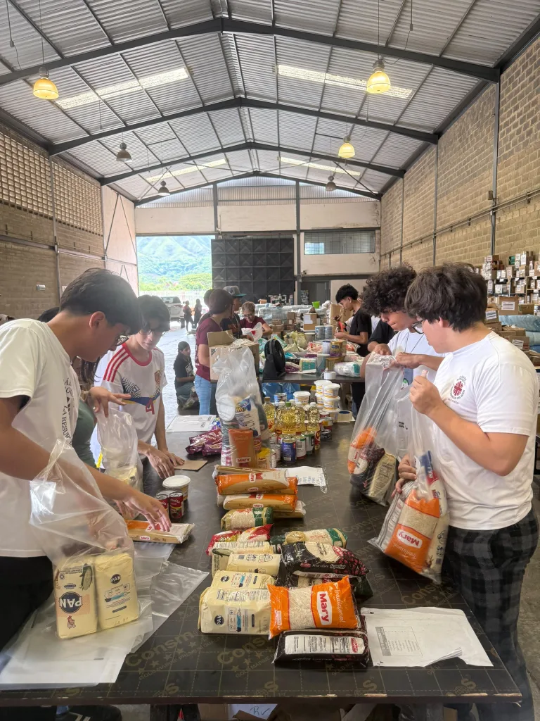 Arzobispo de Valencia visita centro de acopio de Cáritas