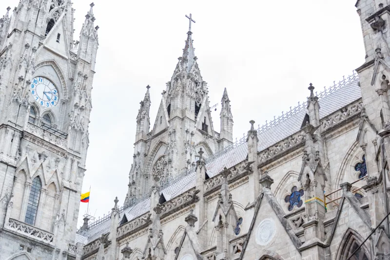 Capture of the Basilica del Voto Nacional, showcasing its neo-gothic architecture and iconic towers.
