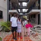 Familias de 147 deportados siguen sin certezas tras su reclusión en un hotel de La Guaira
