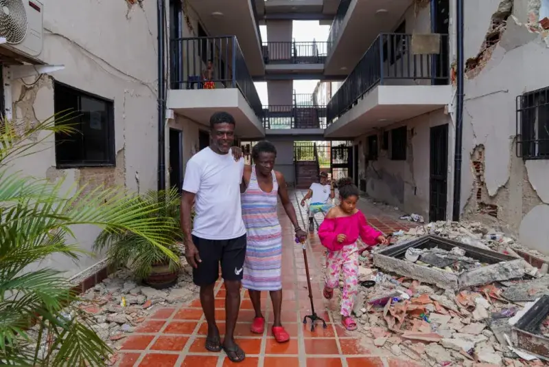 Familias de 147 deportados siguen sin certezas tras su reclusión en un hotel de La Guaira