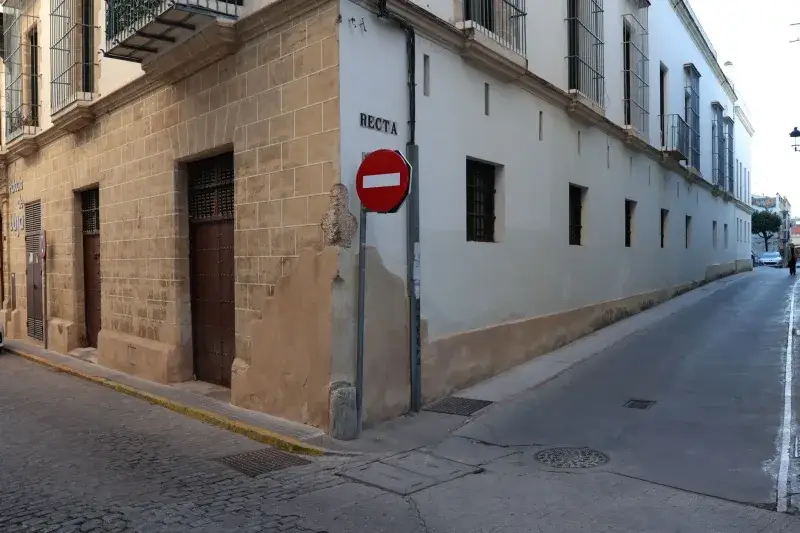 Explore the charming street of El Puerto de Santa María, capturing Spanish architecture and ambiance.