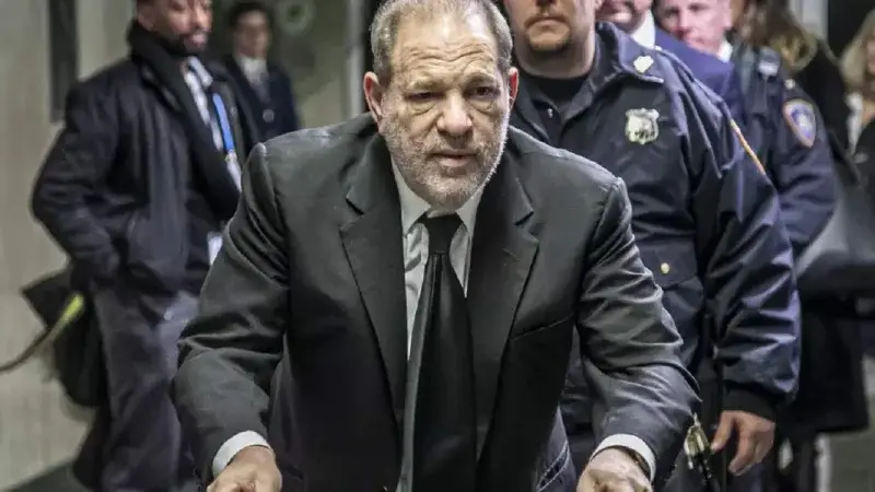 Harvey Weinstein sigue hospitalizado en Nueva York por una neumonía