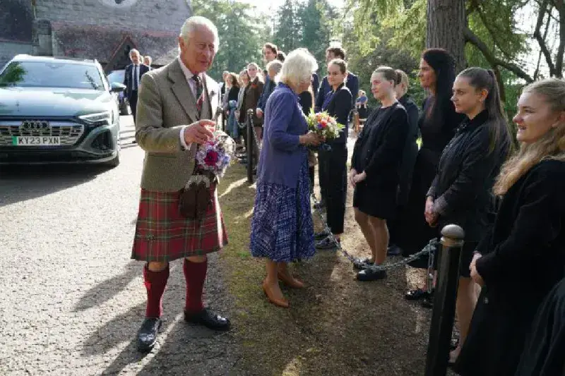 Carlos III y Camila recuerdan primer aniversario de la muerte de Isabel II