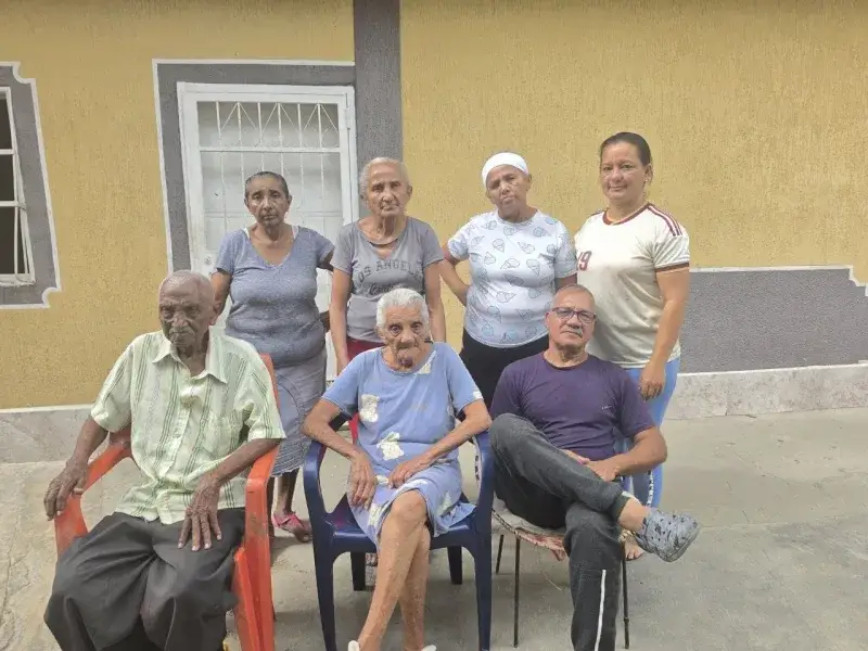 Familia Álvarez abre su casa a 21 damnificados tras terremotos en Mora