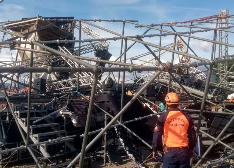 Tres heridos al desplomarse una tarima en San Cristóbal