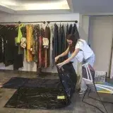 Una diseñadora convierte su taller en ayuda funeraria