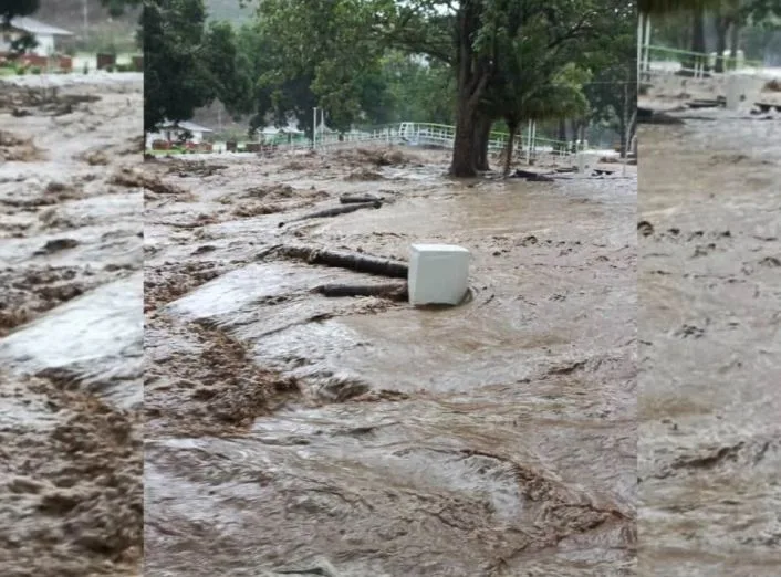 Crecida del río Agua Blanca anega 17 viviendas en el estado Sucre
