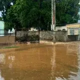 Lluvias del domingo anegan calles y vías en varios sectores