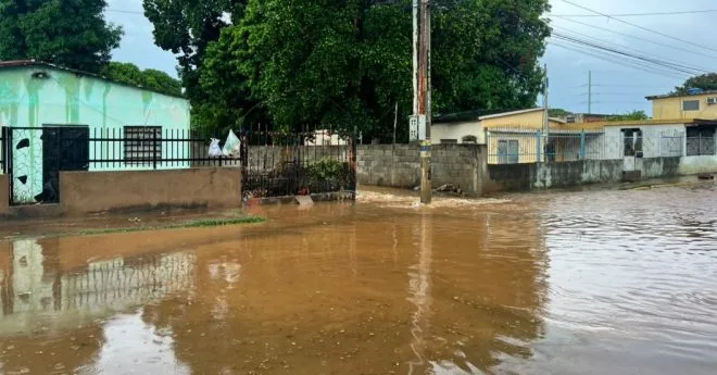 Lluvias del domingo anegan calles y vías en varios sectores