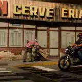 Un momento en Caracas que muestra la vida urbana con un motociclista y un vendedor ambulante.