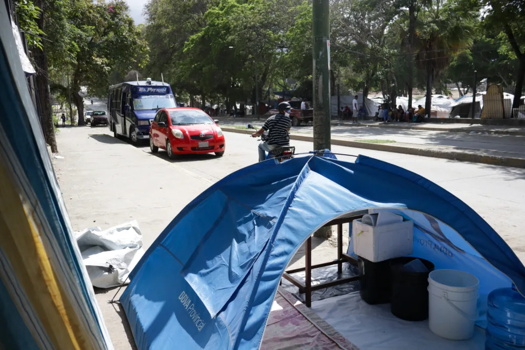 Damnificados del sismo en La Guaira buscan empleo para rehacer
