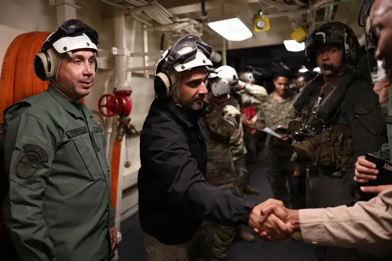 File:José Alejandro Teran, governor of La Guaira is welcomed aboard the San Antonio-class amphibious transport dock ship USS Fort Lauderdale (9793273).jpg