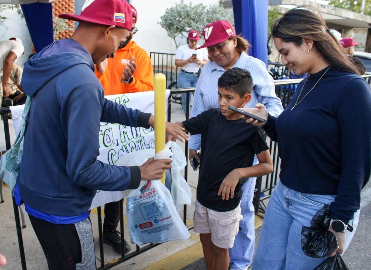 Marabinos acuden a centros de acopio para ayudar a afectados por los terremotos