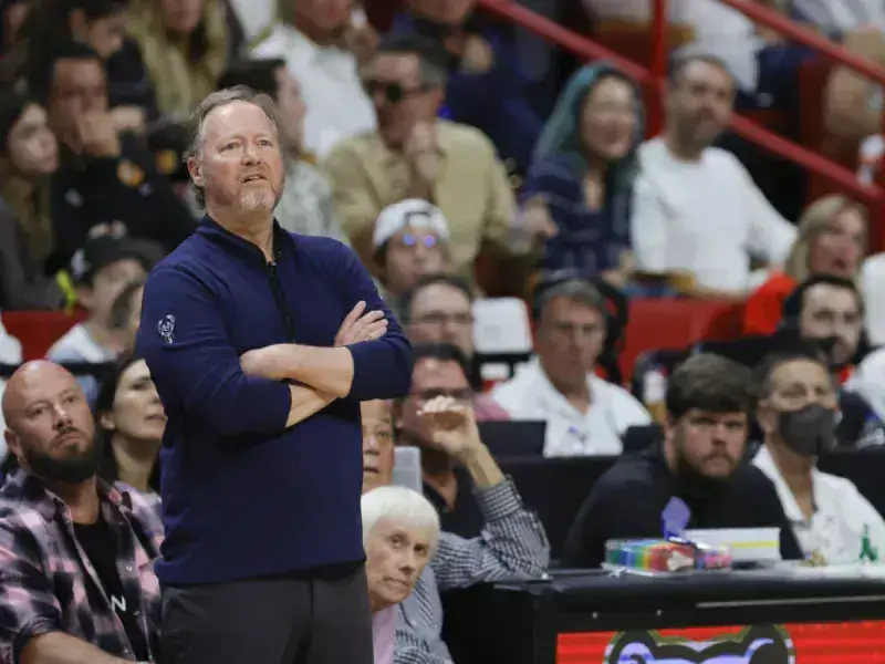 Milwaukee despidió al entrenador Mike Budenholzer