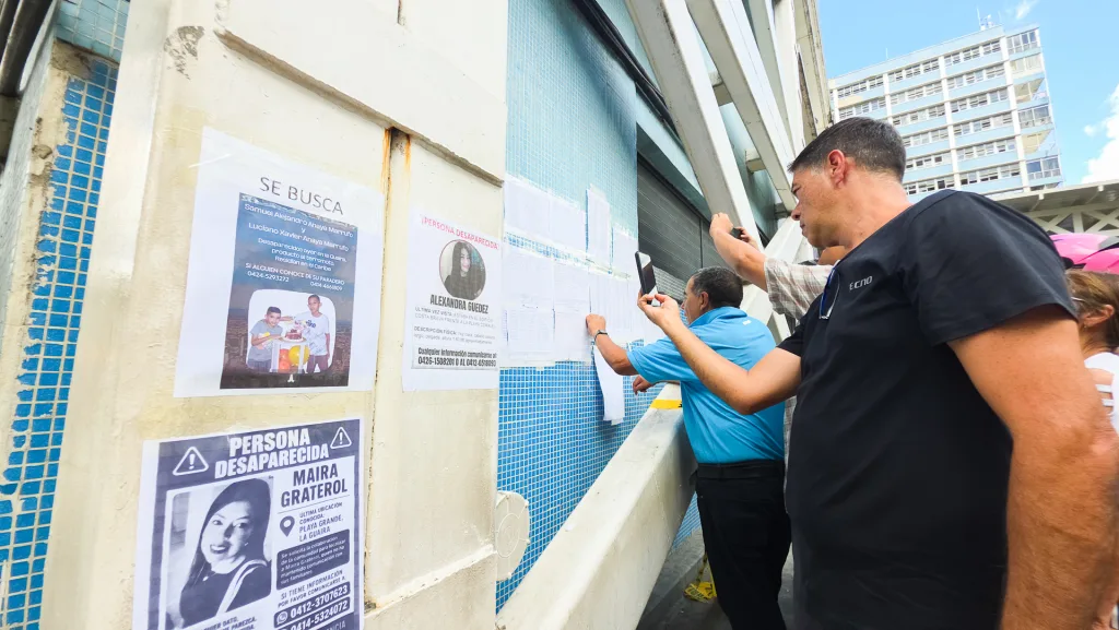 Familias recorren hospitales de Caracas y listas en papel para hallar desaparecidos