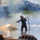 Recuperan toneladas de chatarra semisumergida en el Lago de Maracaibo
