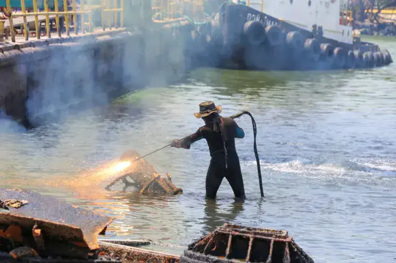 Recuperan toneladas de chatarra semisumergida en el Lago de Maracaibo