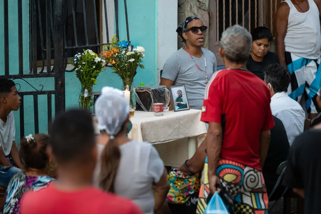 Vecinos de Urimare rezan por víctimas del sismo de hace un mes