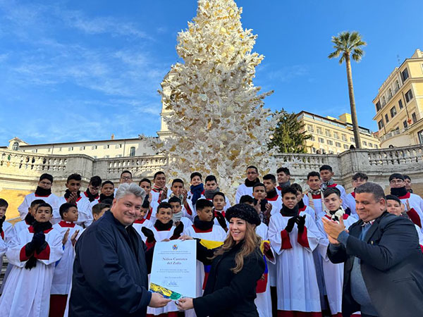 Niños Cantores del Zulia ofrecen concierto de Navidad en Plaza de España en Roma.