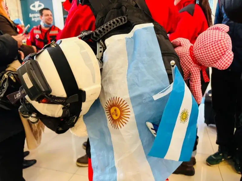 Más de 100 médicos y rescatistas despegan desde Ezeiza rumbo a Venezuela