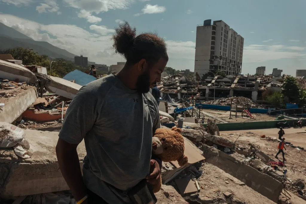 La Guaira: familias buscan cuerpos tras terremotos