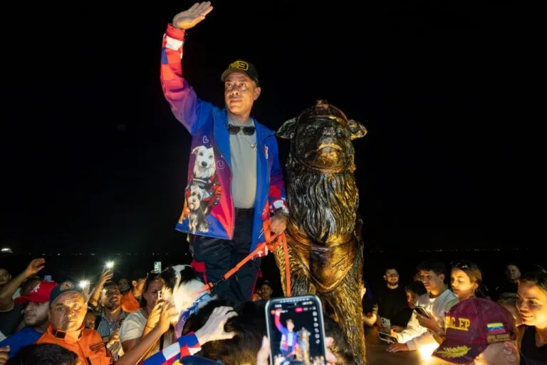 Inmortalizan a Tsunami, el perro rescatista, con estatua en Maracaibo