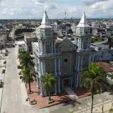 Drone shot of a cathedral in Quibdó, Colombia, showcasing urban architecture from above.