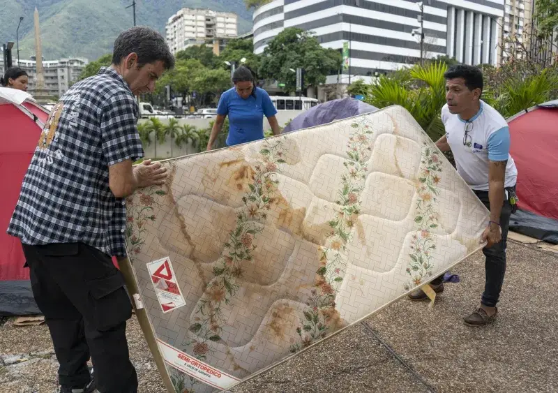 Lluvias complican la noche de los refugiados en Caracas tras los sismos