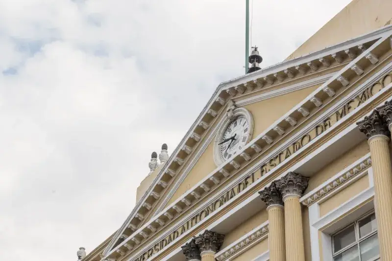 Historic building facade with clock in Toluca de Lerdo, Estado de México, featuring classical architecture.