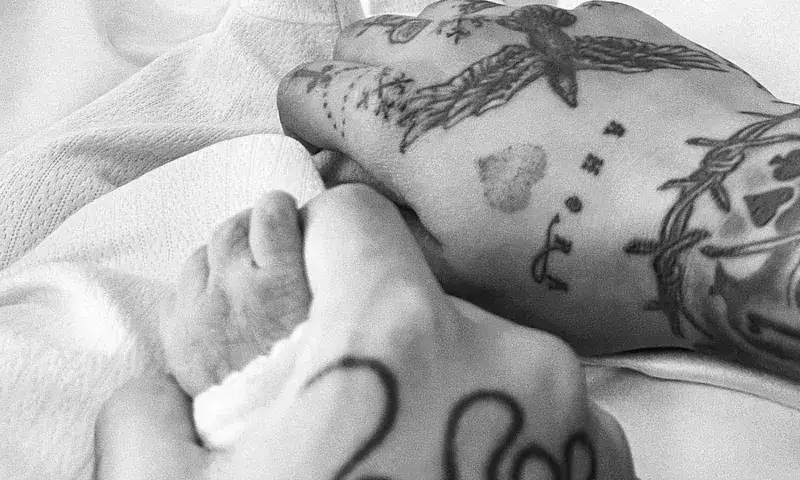 Nace el primer hijo de Christian Nodal y Cazzu