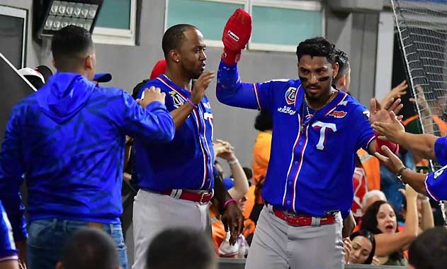 Tiburones aguanta la artillería de Bravos y pone un pie en el Round Robin