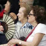 Cómo prevenir la deshidratación en adultos mayores con calor
