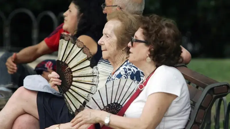 Cómo prevenir la deshidratación en adultos mayores con calor