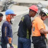 Drones y perros apoyan la búsqueda de un niño sepultado en La Guaira