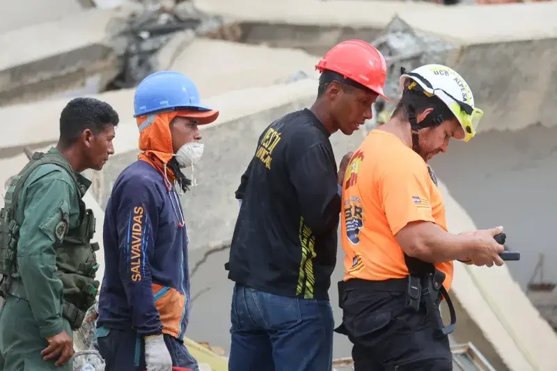Drones y perros apoyan la búsqueda de un niño sepultado en La Guaira