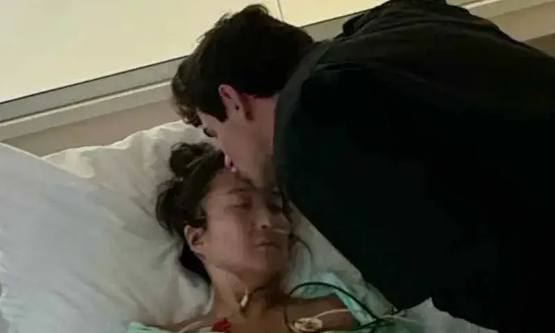 Hospitalizan a actriz de Emily in Paris por un shock séptico