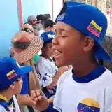 Niño venezolano destaca en béisbol y canta “Volveré”