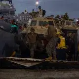 USS Fort Lauderdale llega a La Guaira con ayuda para los afectados por los sismos