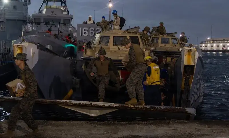 USS Fort Lauderdale llega a La Guaira con ayuda para los afectados por los sismos