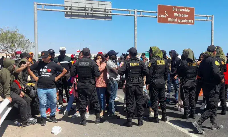 Perú impide entrada al país a decenas de migrantes, mayoría venezolanos