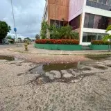 Baches y fisuras complican el tránsito en calle Aro de Alta Vista