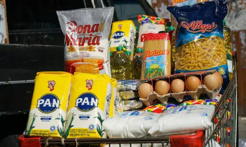 Una familia necesita 155 salarios mínimos para costear la canasta básica