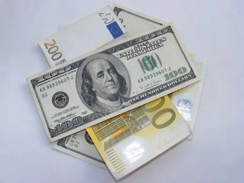 File:Money-USD-and-Euro 123008-480x360 (4791385491).jpg