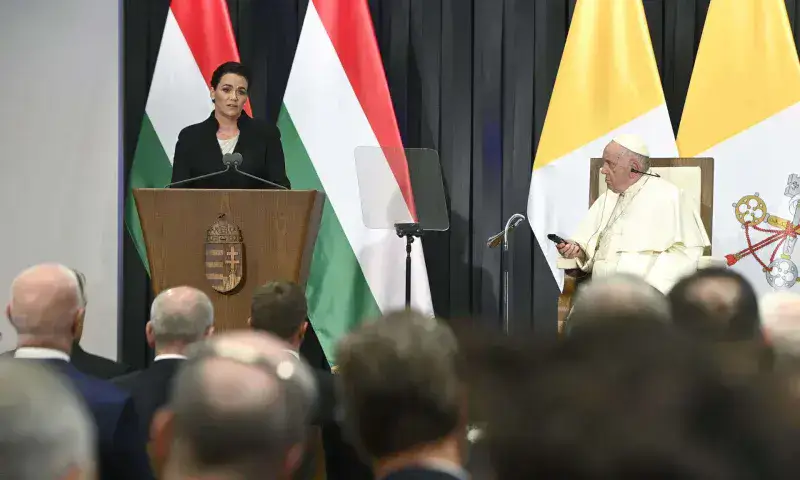 Presidenta húngara pide al Papa que inicie diálogo por la paz en Ucrania
