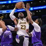 LeBron James firma con Filadelfia por dos temporadas