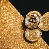 Monedas de Bitcoin de oro sobre una textura dorada brillante, representando la moneda digital y las finanzas.