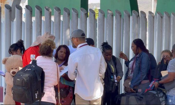 Activistas acusan que cierre de garita en Tijuana estigmatiza a migrantes