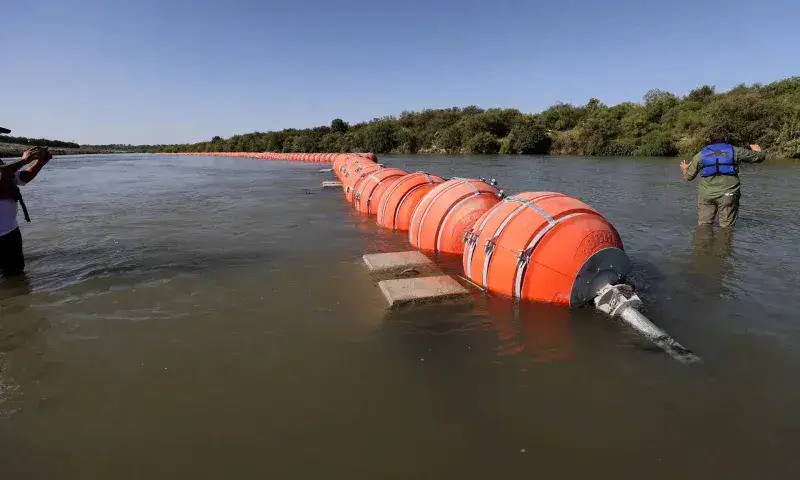 Permiten a Texas mantener barrera de boyas en frontera con México