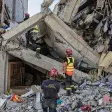 Rescatistas dominicanos hallan con vida a un niño atrapado en Macuto tras cinco días