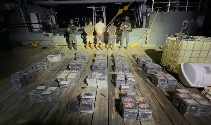Incautan 595 paquetes de cocaína y arrestan a tres extranjeros